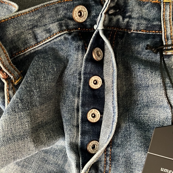 NWT Umgee Light Wash Distressed Button Fly Boyfriend Shorts - Picture 7 of 7